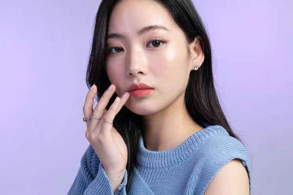 한국의 아름다운 스튜디오 피부의아름다움 화장품 입술을 만지는 — 스톡 사진