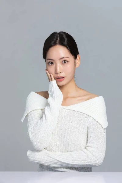 美しい韓国の若いアジアの女性の肖像画のスタジオの写真冬の肌の美しさと化粧品のコンセプト 手の動きで笑顔 — ストック写真