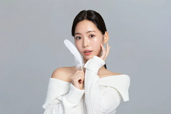 美丽的年轻的韩国亚洲女子肖像工作室照片在冬季皮肤美感和化妆品的概念 微笑与手部动作 — 图库照片