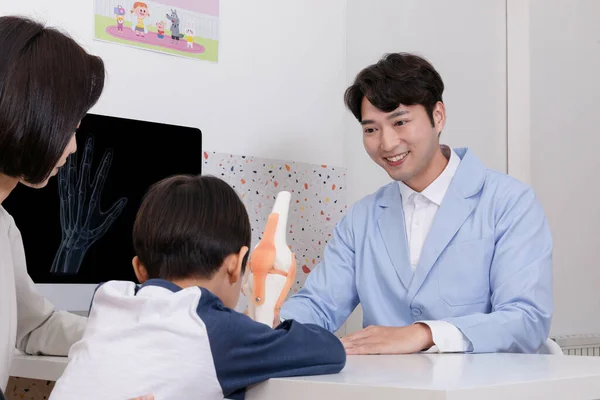 クリニックでの韓国系アジア人の子供 成長カウンセリングの概念 — ストック写真