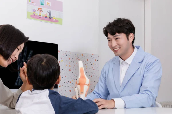 Koreaans Aziatisch Kind Kliniek Groei Counseling Concept — Stockfoto