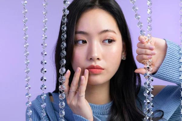 美丽的年轻的韩国亚洲女子肖像工作室照片在冬季皮肤美感和化妆品的概念 休息的脸和手的运动 — 图库照片