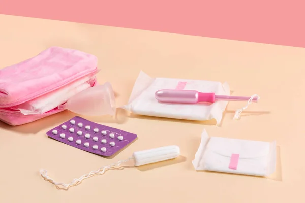 Mulher Produtos Menstruais Bolsa Suprimentos Menstruais — Fotografia de Stock