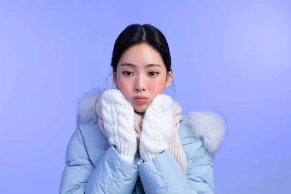 美丽的年轻的韩国亚洲女子肖像工作室照片在冬季皮肤美感和化妆品概念_ _寒冷 — 图库照片