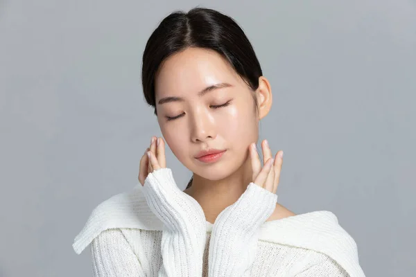 美丽的年轻的韩国亚洲女子肖像工作室照片在冬季皮肤美感和化妆品的概念 紧闭的眼睛与手部动作 — 图库照片