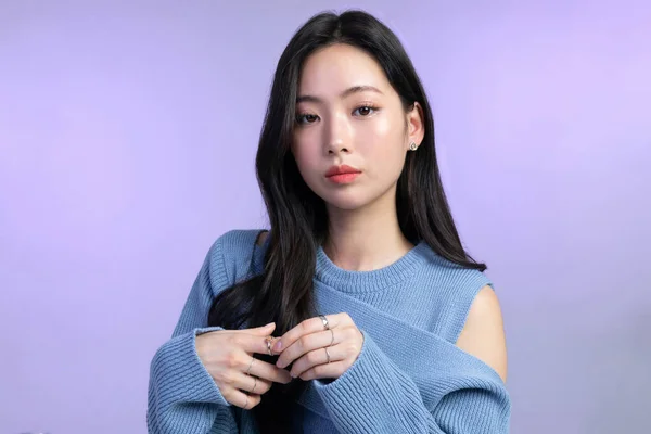 美しい韓国の若いアジアの女性の肖像画のスタジオの写真冬の肌の美しさと化粧品のコンセプト 休憩顔と手の動き — ストック写真