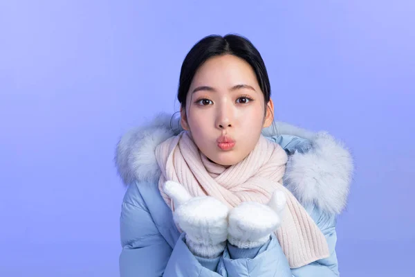 美丽的年轻的韩国亚洲女子肖像工作室照片冬季皮肤美感与化妆品概念 — 图库照片