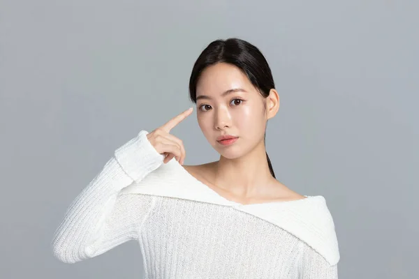 冬の肌の美しさと化粧品のコンセプトで美しい若い韓国人女性の肖像画スタジオの写真 ドライアイ — ストック写真