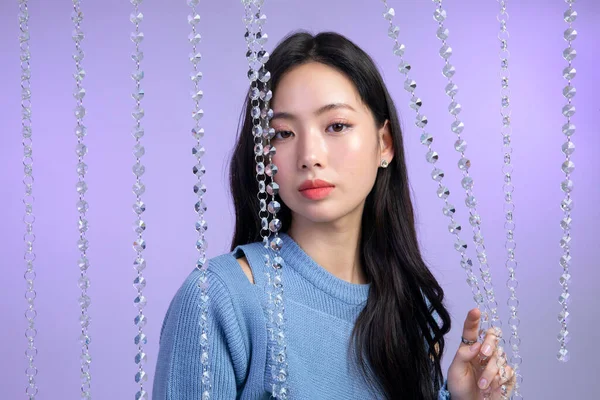 美しい韓国の若いアジアの女性の肖像画のスタジオの写真冬の肌の美しさと化粧品のコンセプト 休憩顔と手の動き — ストック写真