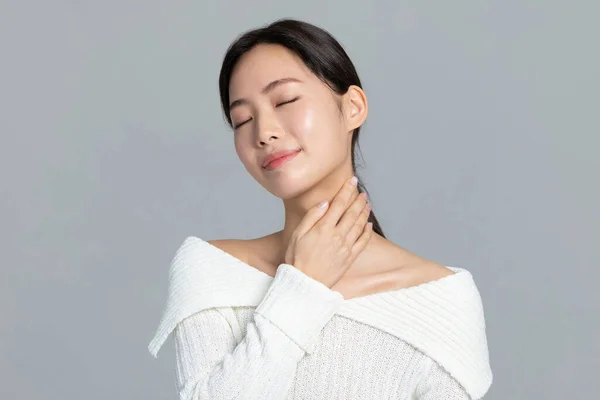 美丽的年轻的韩国亚洲女子肖像工作室照片在冬季皮肤美感和化妆品的概念 脖子皱纹护理 — 图库照片