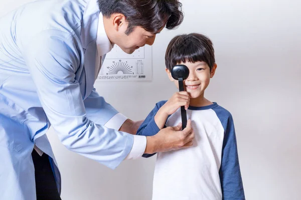 Азіатська Дитина Офтальмологічній Клініці — стокове фото