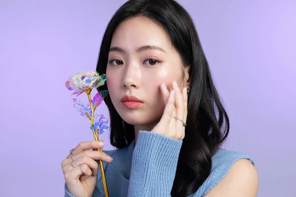 美丽的年轻的韩国亚洲女子肖像工作室照片在冬季皮肤美感和化妆品的概念 持有一朵花 — 图库照片