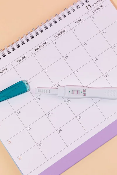 Kobiece Produkty Menstruacyjne Kalendarz Test Ciążowy — Zdjęcie stockowe