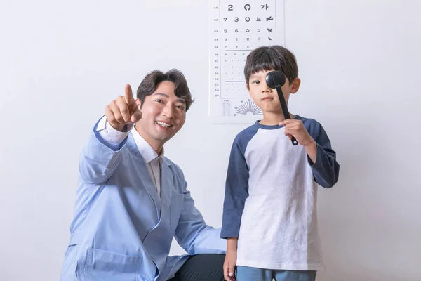 Koreanisches Asiatisches Kind Augenklinik Sehtest — Stockfoto