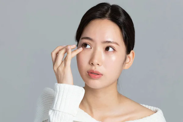 美丽的年轻的韩国亚洲女子肖像工作室照片 冬季皮肤美感与化妆品概念 — 图库照片