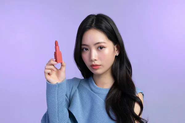 美丽的年轻的韩国亚洲女子肖像工作室照片在冬季皮肤美感和化妆品的概念 持有口红 — 图库照片