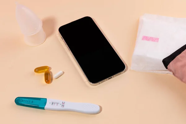 Menstruationsprodukte Für Frauen Smartphone Und Damenbinden — Stockfoto