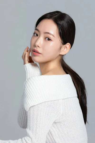 Όμορφη Νεαρή Κορεάτισσα Ασιάτισσα Γυναίκα Πορτρέτο Στούντιο Φωτογραφία Στο Χειμώνα — Φωτογραφία Αρχείου