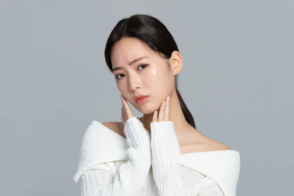 美丽的年轻的韩国亚洲女子肖像工作室照片在冬季皮肤美感和化妆品的概念 担心皮肤 — 图库照片