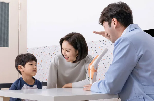 Koreański Azji Dziecko Klinice Wzrost Doradztwo Koncepcja — Zdjęcie stockowe