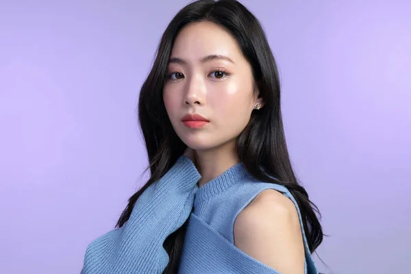 Güzel Koreli Genç Bir Asyalı Kadın Portresi Stüdyo Fotoğrafı Kışın — Stok fotoğraf