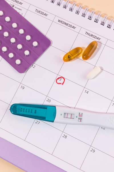 Menstruationsprodukte Kalender Und Schwangerschaftstest Für Frauen — Stockfoto