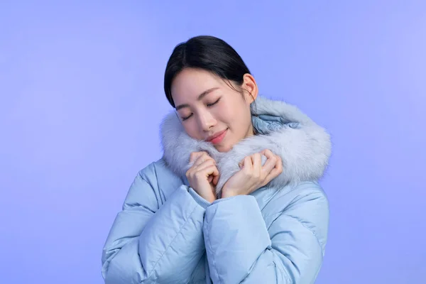 美しい若い韓国の女性の肖像画のスタジオの写真冬の肌の美しさと化粧品のコンセプト パッド入りジャケットで居心地の良い — ストック写真