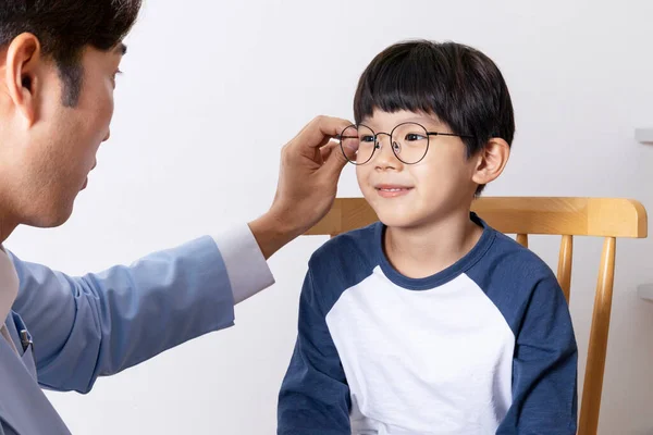Coréen Asiatique Enfant Dans Ophtalmique Clinique Vue Test — Photo