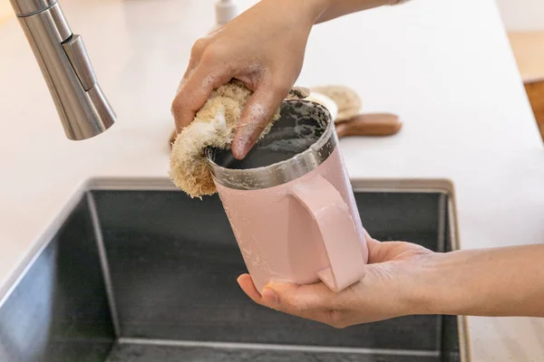 Gesto Mão Hábitos Eco Friendly Lavar Copo Com Uma Esponja — Fotografia de Stock