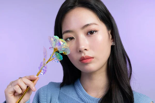 冬の肌の美しさと化粧品のコンセプトで美しい若い韓国人女性の肖像画スタジオの写真 花を開催 — ストック写真