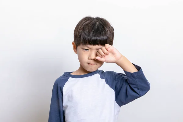Asiático Coreano Niño Frotando Ojos — Foto de Stock