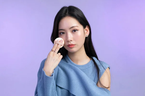 美丽的年轻的韩国亚洲女子肖像工作室照片在冬季皮肤美感和化妆品的概念 皮肤化妆 — 图库照片