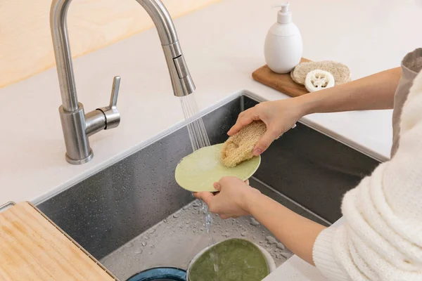 生态友好习惯手势 用生态友好海绵洗碗 — 图库照片