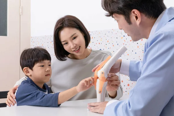 Κορεάτικο Ασιατικό Παιδί Στην Κλινική Έννοια Συμβούλου Ανάπτυξης — Φωτογραφία Αρχείου