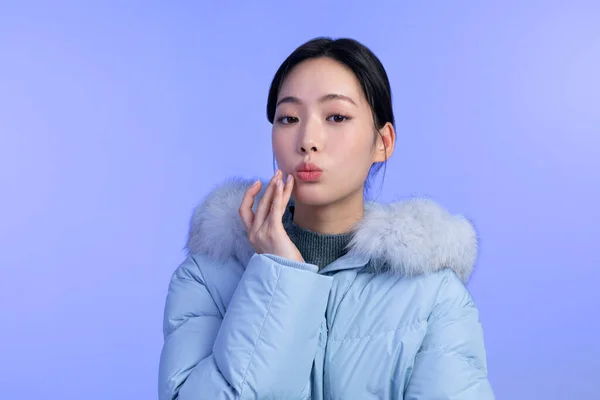 美丽的年轻的韩国亚洲女子肖像工作室照片 冬季皮肤美感与化妆品概念 手部动作 — 图库照片