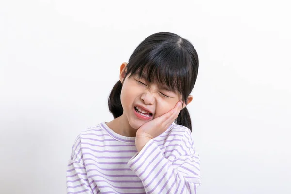 患有牙痛的亚裔韩国儿童 — 图库照片