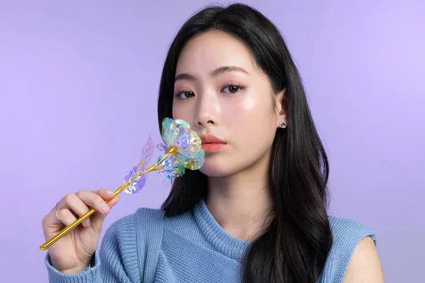 美丽的年轻的韩国亚洲女子肖像工作室照片在冬季皮肤美感和化妆品的概念 持有一朵花 — 图库照片