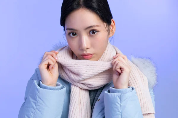 美丽的年轻的韩国亚洲女子肖像工作室照在冬季皮肤美感和化妆品的概念 用消声器挽住脖子 — 图库照片