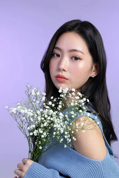 美丽的年轻的韩国亚洲女子肖像工作室照片在冬季皮肤美感和化妆品的概念 屏住海湾的呼吸 — 图库照片