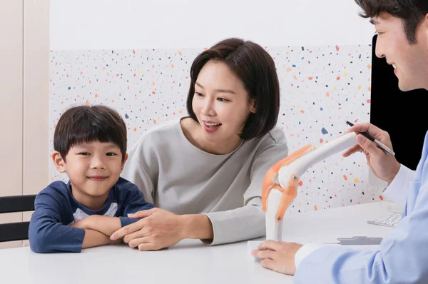 クリニックでの韓国系アジア人の子供 成長カウンセリングの概念 — ストック写真