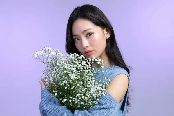 冬の肌の美しさと化粧品のコンセプトで美しい若い韓国人女性の肖像画スタジオの写真 ベイの息を保持 — ストック写真