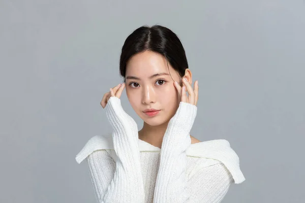 冬の肌の美しさと化粧品のコンセプトで美しい若い韓国人女性の肖像画スタジオの写真 手の動き — ストック写真