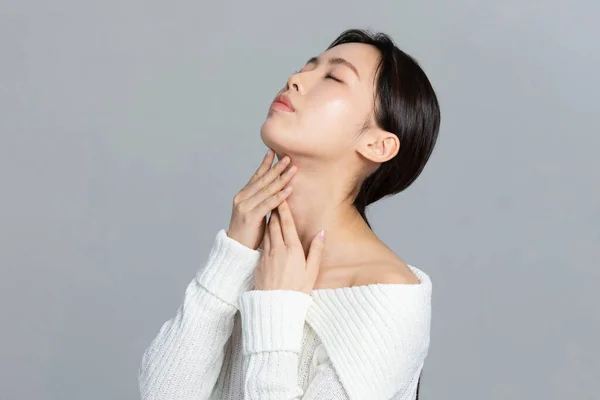 美丽的年轻的韩国亚洲女子肖像工作室照片在冬季皮肤美感和化妆品的概念 脖子皱纹护理 — 图库照片