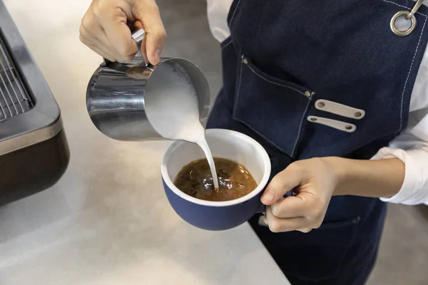 Barista Podejmowania Przygotowywanie Kawy Kawiarni — Zdjęcie stockowe