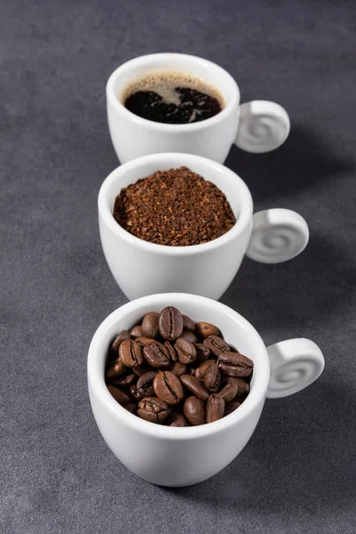 コーヒー豆とコーヒーの創造的なコンセプト写真 — ストック写真