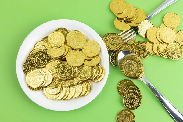 金融インフレ 景気後退 硬貨とプレートの概念的な創造的な写真 — ストック写真