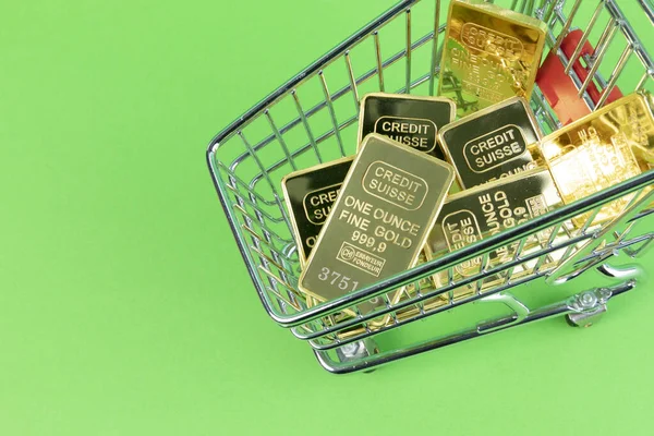 Parasal Enflasyonun Ekonomik Durgunluğun Krizin Altın Külçeli Alışveriş Arabasının Kavramsal — Stok fotoğraf