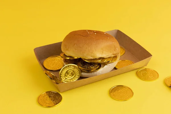 Konceptualne Twórcze Zdjęcie Inflacji Monetarnej Recesji Gospodarczej Kryzysu Hamburgera Monet — Zdjęcie stockowe