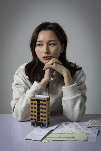 Stresszes Depressziós Koreai Üzletasszony Rózsaszín Öltönyben Gondolkodás Közben Nézi Ház — Stock Fotó