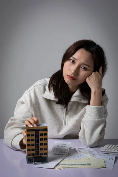 Stresovaná Depresivní Korejská Podnikatelka Růžovém Obleku Přemýšlející Při Pohledu Miniaturu — Stock fotografie